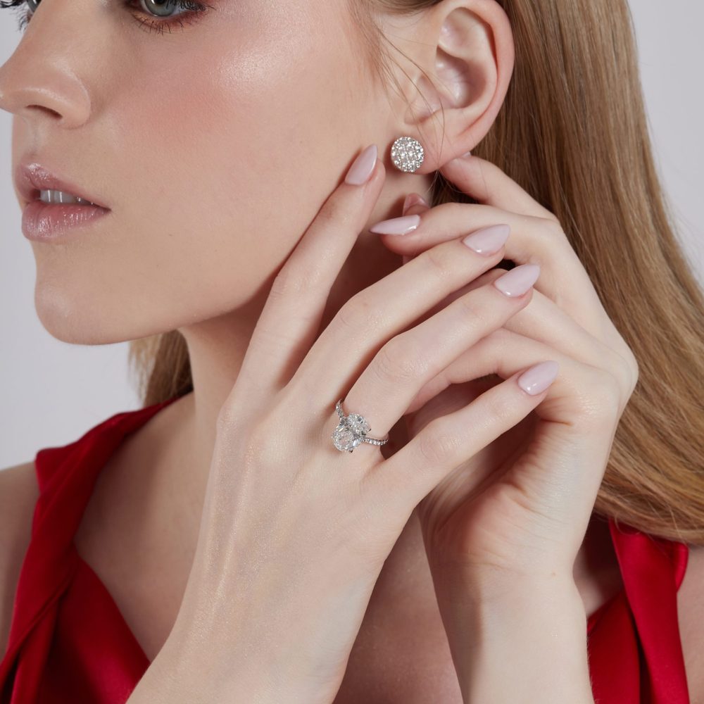 Model wearing double band gold diamond ring